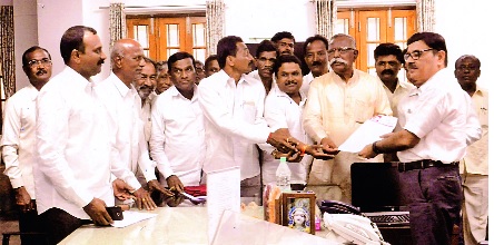 FRP should be given in lump sum; Farmer Labor Party's Demand | उसाची ‘एफआरपी’ एकरकमी द्यावी ; शेतकरी कामगार पक्षाची मागणी FRP should be given in lump sum; Farmer Labor Party's Demand | उसाची ‘एफआरपी’ एकरकमी द्यावी ; शेतकरी कामगार पक्षाची मागणी