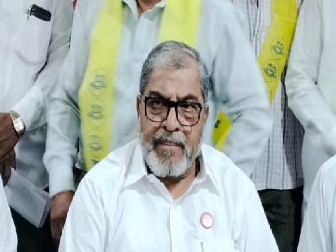 Raju Shetty's question on a document in Satara Bazar Samiti election | माजी मुख्यमंत्र्यांच्या जिल्ह्यात चाललंय काय? दर पत्रक तरी जाहीर करा!, राजू शेट्टी यांचा टोला Raju Shetty's question on a document in Satara Bazar Samiti election | माजी मुख्यमंत्र्यांच्या जिल्ह्यात चाललंय काय? दर पत्रक तरी जाहीर करा!, राजू शेट्टी यांचा टोला