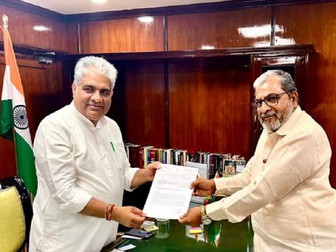 Ban China Artificial Flowers, Raju Shetty Demands Union Environment Minister | चीनच्या कृत्रिम फुलांवर बंदी घाला, राजू शेट्टींची केंद्रीय पर्यावरण मंत्र्यांकडे मागणी