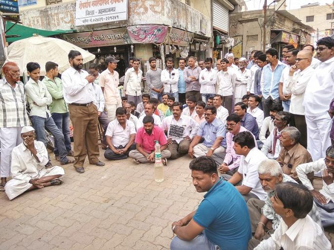 The Bombabomb movement in Shevgaon, a polluted water question | दूषितपाणी प्रश्नी शेवगाव येथे बोंबाबोंब आंदोलन