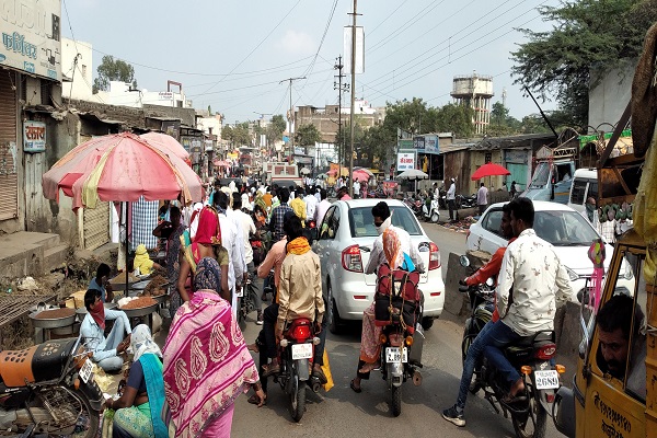 Finally, the market in Shevgaon was cleared | अखेर शेवगावच्या आठवडे बाजाराचा पेच मिटला  Finally, the market in Shevgaon was cleared | अखेर शेवगावच्या आठवडे बाजाराचा पेच मिटला