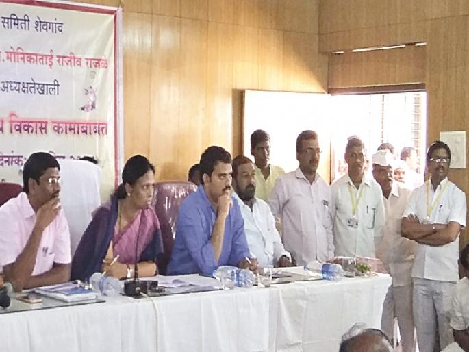 Rainfall complaints are received in the scarcity review meeting | टंचाई आढावा बैठकीत शेवगावला तक्रारींचा पाऊस Rainfall complaints are received in the scarcity review meeting | टंचाई आढावा बैठकीत शेवगावला तक्रारींचा पाऊस