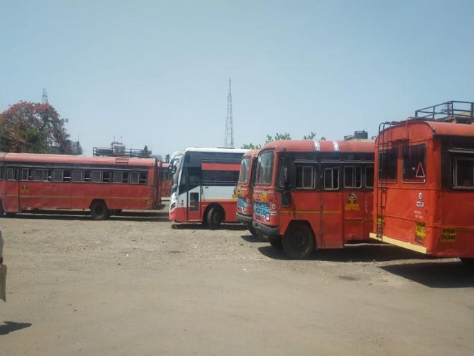 Corporation ready for passenger service; But at the Shevgaon bus stand, Lalpari is waiting for the passengers | सेवेसाठी महामंडळ सज्ज; पण शेवगाव बसस्थानकात प्रवाशांच्या प्रतीेक्षेत लालपरी Corporation ready for passenger service; But at the Shevgaon bus stand, Lalpari is waiting for the passengers | सेवेसाठी महामंडळ सज्ज; पण शेवगाव बसस्थानकात प्रवाशांच्या प्रतीेक्षेत लालपरी