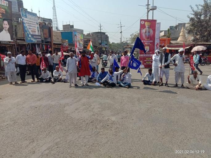 Chakkajam agitation of CPI (M) at Shevgaon | शेवगाव येथे भाकपचे चक्काजाम आंदोलन Chakkajam agitation of CPI (M) at Shevgaon | शेवगाव येथे भाकपचे चक्काजाम आंदोलन