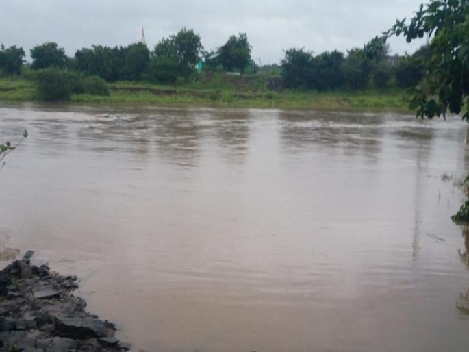 The farmer was swept away in the river while returning from breaking a coconut to the goddess for Pola | पोळ्यानिमित्त देवीला नारळ फोडून परत येताना शेतकरी नदीत वाहून गेला; शोधकार्य सुरू The farmer was swept away in the river while returning from breaking a coconut to the goddess for Pola | पोळ्यानिमित्त देवीला नारळ फोडून परत येताना शेतकरी नदीत वाहून गेला; शोधकार्य सुरू