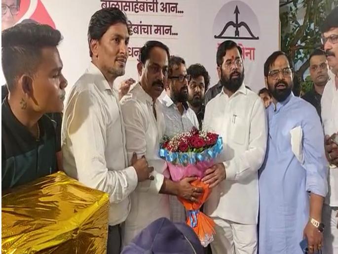After Shivsena MNS also setback, 65 MNS Party workers join the CM Eknath Shinde Group | शिवसेनेपाठोपाठ मनसेलाही खिंडार; ६५ आजी-माजी पदाधिकाऱ्यांचा शिंदे गटात प्रवेश After Shivsena MNS also setback, 65 MNS Party workers join the CM Eknath Shinde Group | शिवसेनेपाठोपाठ मनसेलाही खिंडार; ६५ आजी-माजी पदाधिकाऱ्यांचा शिंदे गटात प्रवेश