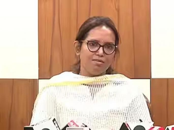 In the very first rain, the drains were cleaned; Allegation of MLA Varsha Gaikwad | पहिल्याच पावसात नालेसफाईची झाली पोलखोल; वर्षा गायकवाड यांचा आरोप In the very first rain, the drains were cleaned; Allegation of MLA Varsha Gaikwad | पहिल्याच पावसात नालेसफाईची झाली पोलखोल; वर्षा गायकवाड यांचा आरोप