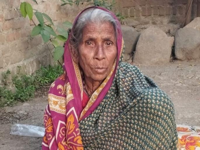 The 85-year-old grandmother will go on hunger strike for the village road in Buldhana | हे काय...बुलढाण्यात गावच्या रस्त्यासाठी ८५ वर्षीय आजीच करणार उपोषण The 85-year-old grandmother will go on hunger strike for the village road in Buldhana | हे काय...बुलढाण्यात गावच्या रस्त्यासाठी ८५ वर्षीय आजीच करणार उपोषण