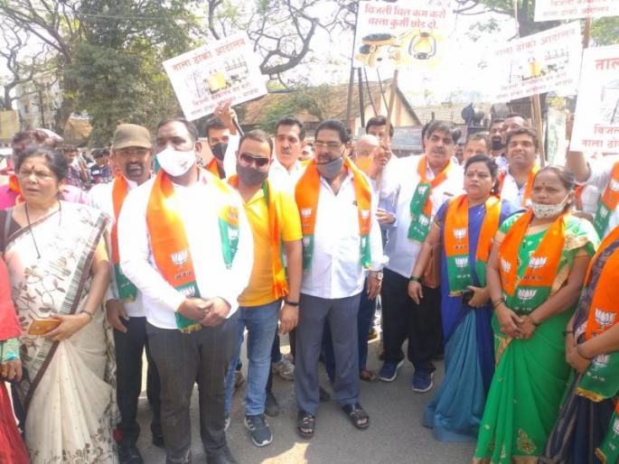 BJP locks up agitation in Ulhasnagar to protest against increase in electricity bill | विजबिल वाढीच्या निषेधार्थ उल्हासनगरात भाजपचे टाळे ठोको आंदोलन  BJP locks up agitation in Ulhasnagar to protest against increase in electricity bill | विजबिल वाढीच्या निषेधार्थ उल्हासनगरात भाजपचे टाळे ठोको आंदोलन