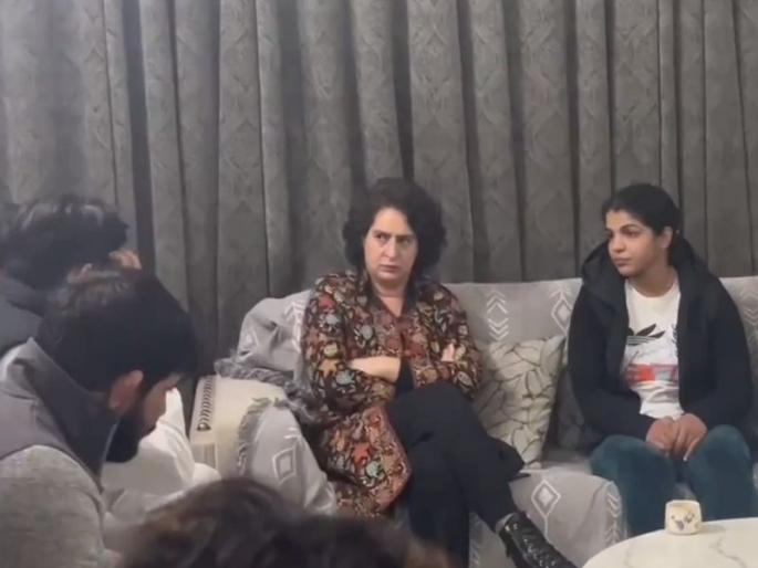Wrestlers Sakshi Malik and Bajrang Punia met Congress leader Priyanka Gandhi today in Delhi | 'तिच्यासोबत जे काही झाले ते चुकीचे'; प्रियंका गांधींनी घेतली साक्षी मलिकची भेट Wrestlers Sakshi Malik and Bajrang Punia met Congress leader Priyanka Gandhi today in Delhi | 'तिच्यासोबत जे काही झाले ते चुकीचे'; प्रियंका गांधींनी घेतली साक्षी मलिकची भेट