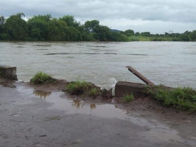 The pickup fell into a riverbed and was swept away by floodwaters; Both are believed to be still there, including the driver in sangamner | नदीपात्रात पडून पुराच्या पाण्यात पिकअप वाहून गेली; चालकासह अजूनही दोघं असल्याचा अंदाज 