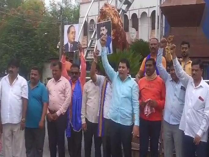 Attack on Chandrasekhar Azad; Ambedkari society aggressive | चंद्रशेखर आझाद यांच्यावर हल्ला; आंबेडकरी समाज आक्रमक Attack on Chandrasekhar Azad; Ambedkari society aggressive | चंद्रशेखर आझाद यांच्यावर हल्ला; आंबेडकरी समाज आक्रमक