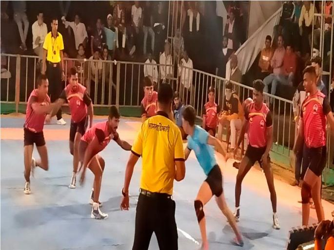 The thrill of indoor kabaddi on a colorful mat | सफाळ्यात रंगला मॅटवरील इनडोअर कबड्डीचा थरार; श्रीराम विरार संघ विजेता The thrill of indoor kabaddi on a colorful mat | सफाळ्यात रंगला मॅटवरील इनडोअर कबड्डीचा थरार; श्रीराम विरार संघ विजेता