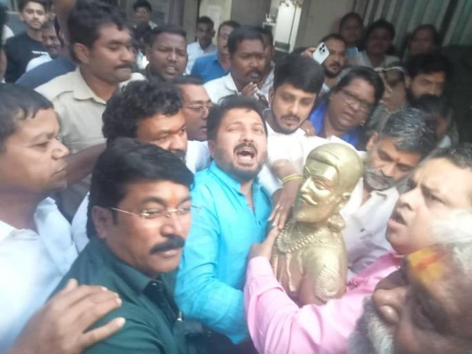 Controversy over removal of Chhatrapati Shivaji Maharaj statue from Haveli Tehsil office | हवेली तहसील कार्यालयातील छत्रपती शिवाजी महाराजांचा पुतळा काढण्यावरून गोंधळ