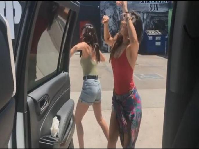 Actress Shibani Dandekar made Kiki Challenge despite the Mumbai Police's appeal | मुंबई पोलिसांच्या आवाहनाला न जुमानता अभिनेत्री शिबानी दांडेकरने केले किकी चॅलेंज  Actress Shibani Dandekar made Kiki Challenge despite the Mumbai Police's appeal | मुंबई पोलिसांच्या आवाहनाला न जुमानता अभिनेत्री शिबानी दांडेकरने केले किकी चॅलेंज