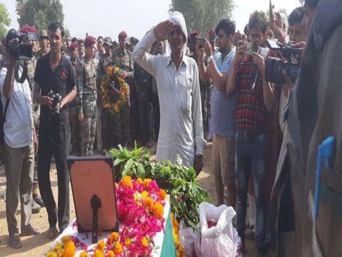 Army jawan's dead body arrives home on birthday, father says proud of son | जन्मदिनीच तिरंग्यात लपेटून मुलगा परतला, वीरपित्यानं केला अखेरचा सॅल्यूट Army jawan's dead body arrives home on birthday, father says proud of son | जन्मदिनीच तिरंग्यात लपेटून मुलगा परतला, वीरपित्यानं केला अखेरचा सॅल्यूट