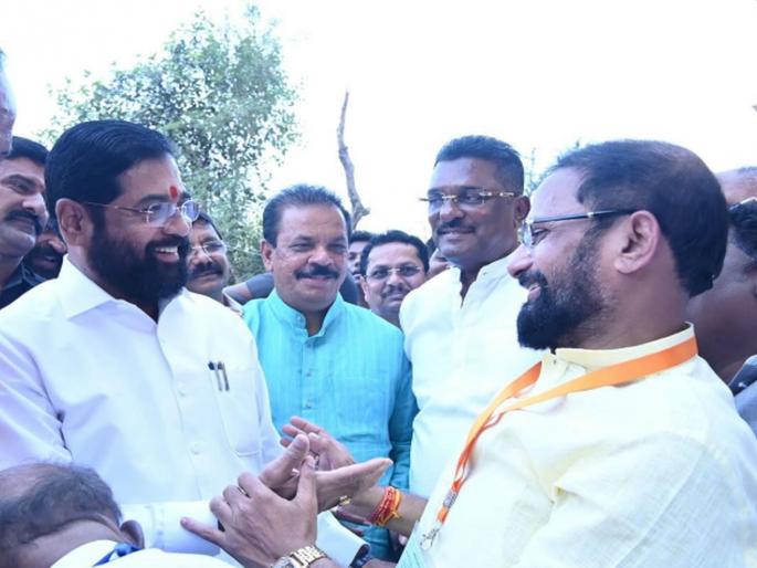 Eknath Shinde Shiv Sena celebrate at the spot where a BJP corporator beaten shivsena karyakarta in Thane | भाजपा नेत्यानं जिथं कानशिलात लगावली, तिथेच अपमानाचा वचपा काढण्यासाठी शिंदेसेनेचा जल्लोष