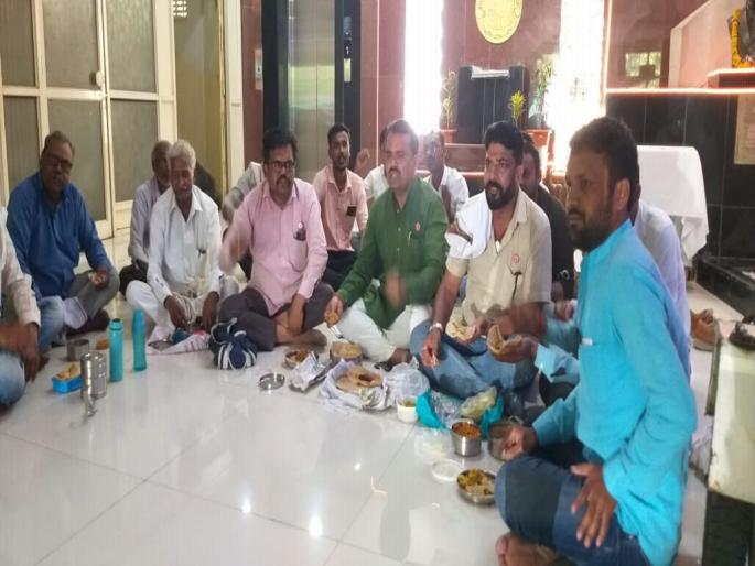 Shidori movement of Swabhimani Farmers Association in Chanchan Bhavan itself | स्वाभिमानी शेतकरी संघटनेचे सिंचन भवनातच शिदोरी आंदोलन  Shidori movement of Swabhimani Farmers Association in Chanchan Bhavan itself | स्वाभिमानी शेतकरी संघटनेचे सिंचन भवनातच शिदोरी आंदोलन