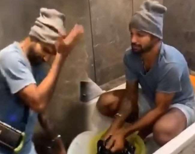 CoronaVirus: 'Gabbar' Dhawan washing clothes in lockdown | CoronaVirus : लॉकडाऊनमध्ये ‘गब्बर’ धवन धुतोय कपडे