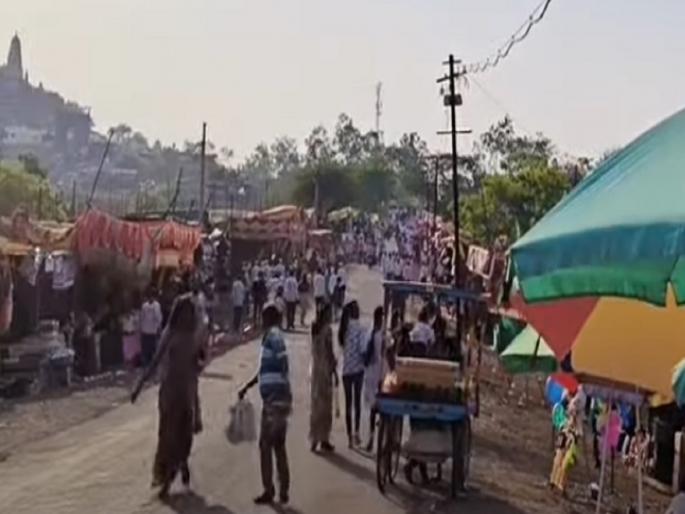 Stone pelting between two groups during Shikhar Shingnapur Yatra | Satara: शिखर शिंगणापूर यात्रेत दोन गटांमध्ये दगडफेक, पाच जण ताब्यात; भाविकांमध्ये घबराट Stone pelting between two groups during Shikhar Shingnapur Yatra | Satara: शिखर शिंगणापूर यात्रेत दोन गटांमध्ये दगडफेक, पाच जण ताब्यात; भाविकांमध्ये घबराट