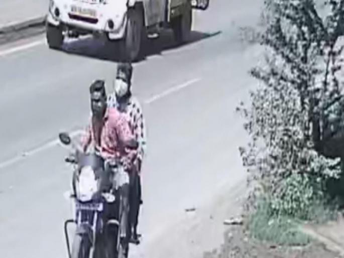 A bag of money snatched from his hand in the middle of the day lost 3 lakhs | दिवसाढवळ्या भर चौकात हातातून पळवली पैशाची पिशवी; तब्बल ३ लाख गमावले A bag of money snatched from his hand in the middle of the day lost 3 lakhs | दिवसाढवळ्या भर चौकात हातातून पळवली पैशाची पिशवी; तब्बल ३ लाख गमावले