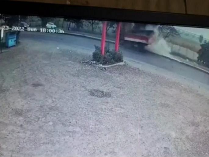 cctv footage of horrific accident in shikrapur 5 dead pune latest news | VIDEO: शिक्रापूरमधील भीषण अपघाताचा व्हिडीओ आला समोर; असा घडला अपघात cctv footage of horrific accident in shikrapur 5 dead pune latest news | VIDEO: शिक्रापूरमधील भीषण अपघाताचा व्हिडीओ आला समोर; असा घडला अपघात