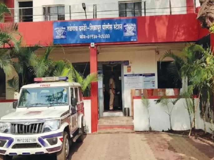 policeman was abused, forcefully beaten with a chair in Shikrapur; Filed a case | Pune: शिक्रापूर येथे पोलिसाला शिवीगाळ, दमदाटी करत खुर्चीने मारहाण; गुन्हा दाखल policeman was abused, forcefully beaten with a chair in Shikrapur; Filed a case | Pune: शिक्रापूर येथे पोलिसाला शिवीगाळ, दमदाटी करत खुर्चीने मारहाण; गुन्हा दाखल