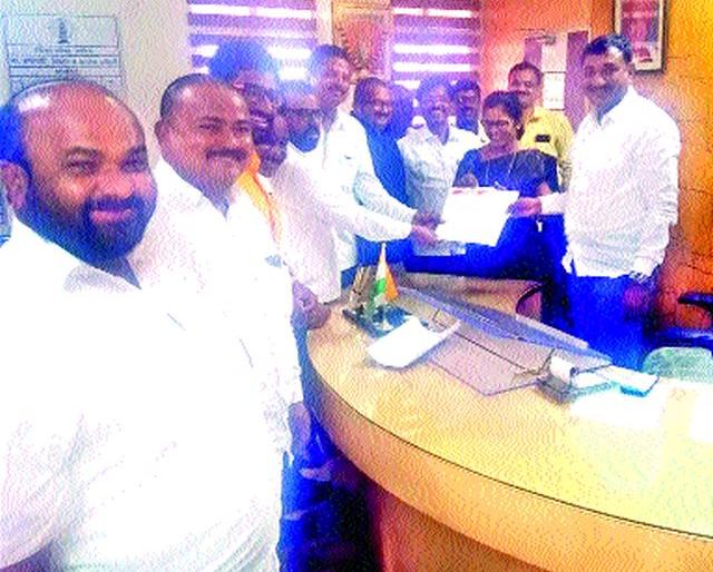 Education Officer educated by Primary Teachers Association | प्राथमिक शिक्षक संघातर्फे शिक्षण अधिकाऱ्यांना निवेदन