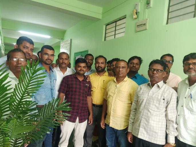 Education institution management argument with education authorities | शिक्षण संस्था चालकाची शिक्षणाधिकाऱ्यांशी हुज्जत Education institution management argument with education authorities | शिक्षण संस्था चालकाची शिक्षणाधिकाऱ्यांशी हुज्जत