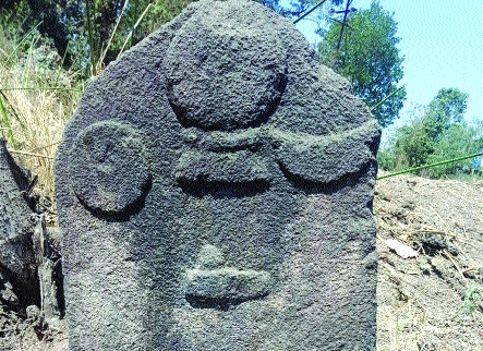 Inscriptions in Uran taluka difficult | उरण तालुक्यातील शिलालेख अडगळीत