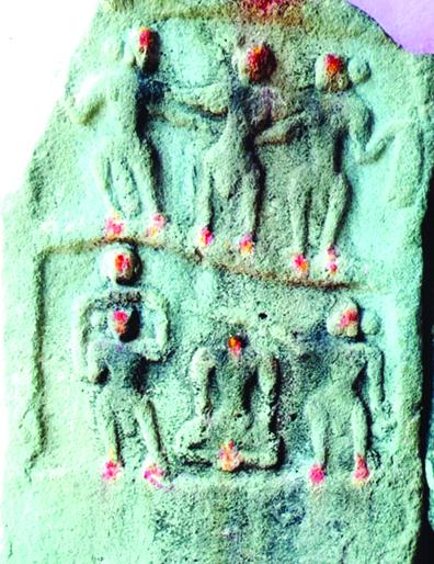 The first women's surrender craft found in the palace | वडाळ्यात सापडले पहिले स्त्रियांचे आत्मसमर्पण शिल्प The first women's surrender craft found in the palace | वडाळ्यात सापडले पहिले स्त्रियांचे आत्मसमर्पण शिल्प