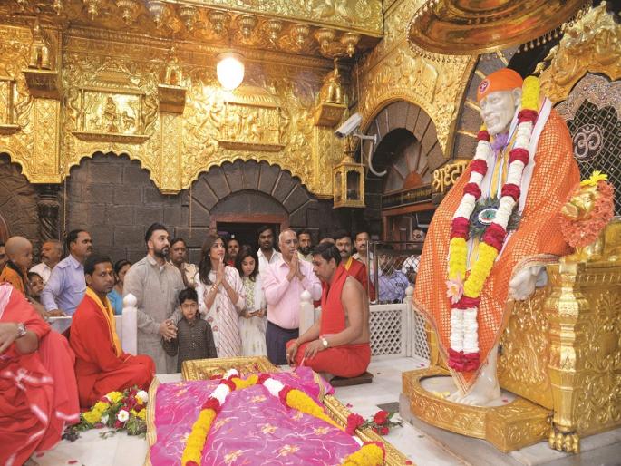 Shilpa Shetty's saibaba,darshan | शिल्पा शेट्टी यांचे साईदर्शन; आईसोबत केली साईबाबांची पाद्यपूजा  Shilpa Shetty's saibaba,darshan | शिल्पा शेट्टी यांचे साईदर्शन; आईसोबत केली साईबाबांची पाद्यपूजा