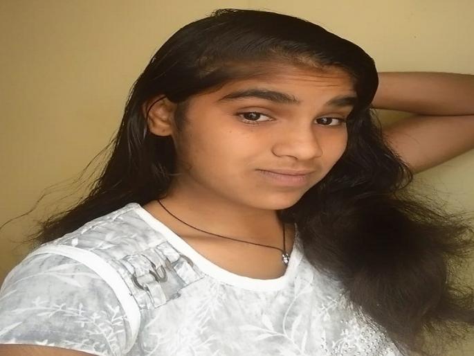 Eight standard girl suicides due to shouting by elder sister for study | अभ्यासासाठी मोठी बहिण रागावल्याने आठवीतील मुलीची आत्महत्या  