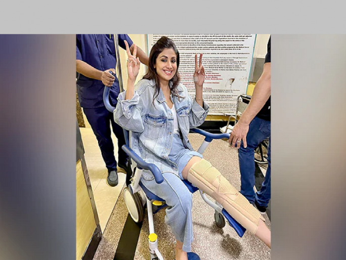 Accidents during shooting; Shilpa Shetty's leg broken, she shared her photo | शूटिंगदरम्यान अपघात; शिल्पा शेट्टीचा पाय मोडला, फोटो शेअर करत दिली माहिती... Accidents during shooting; Shilpa Shetty's leg broken, she shared her photo | शूटिंगदरम्यान अपघात; शिल्पा शेट्टीचा पाय मोडला, फोटो शेअर करत दिली माहिती...