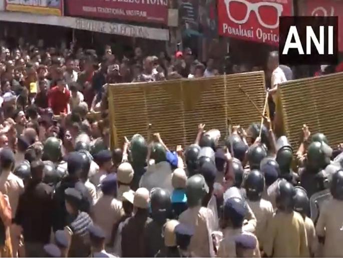 Sanjauli mosque row: Protest erupts in Shimla again amid prohibitory orders | शिमल्यात तणाव वाढला, संजौली मशिदीकडे निघालेल्या आंदोलकांवर पोलिसांचा लाठीचार्ज, अनेक जखमी Sanjauli mosque row: Protest erupts in Shimla again amid prohibitory orders | शिमल्यात तणाव वाढला, संजौली मशिदीकडे निघालेल्या आंदोलकांवर पोलिसांचा लाठीचार्ज, अनेक जखमी