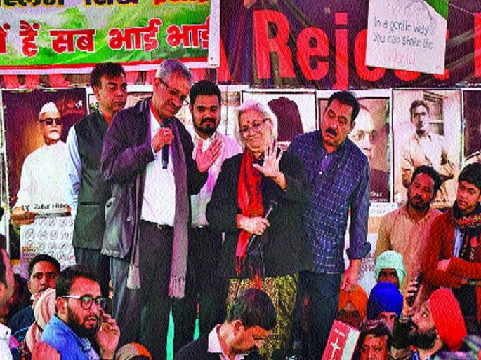 The dam of the protesters broke out before the mediators of Shaheenbagh | शाहीनबागच्या मध्यस्थांपुढे आंदोलकांचा बांध फुटला The dam of the protesters broke out before the mediators of Shaheenbagh | शाहीनबागच्या मध्यस्थांपुढे आंदोलकांचा बांध फुटला
