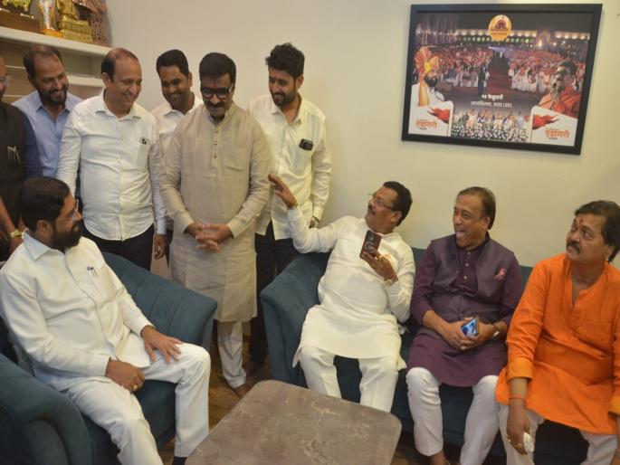 What happened in the closed door discussion? Chief Ministers meeting with upset Vinod Patil at his house | मुख्यमंत्री नाराज विनोद पाटील यांच्या घरी, अर्धातासाच्या बंद दाराआड चर्चेत काय ठरलं ?