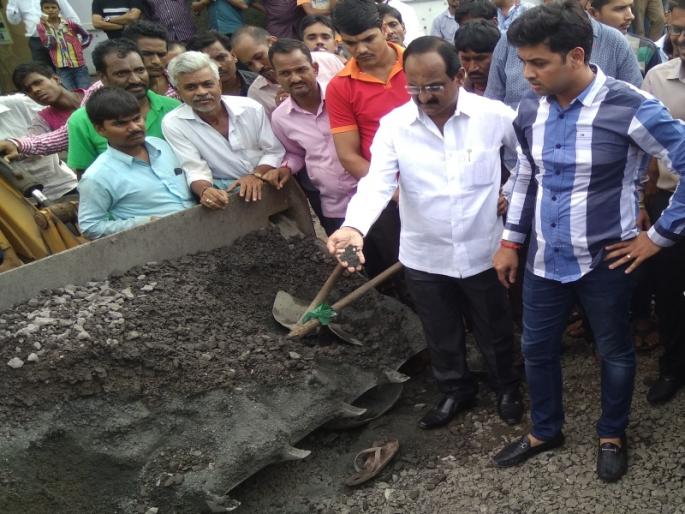 Shiv Sena stopped functioning due to poor quality of roads in Kalyan; MNS's criticism of this is the power of power | कल्याणमध्ये रस्ते बुजविण्याचे निकृष्ट दर्जाचं काम शिवसेनेने पाडलं बंद; सत्ता यांची बोंबही हेच ठोकतात मनसेची टीका Shiv Sena stopped functioning due to poor quality of roads in Kalyan; MNS's criticism of this is the power of power | कल्याणमध्ये रस्ते बुजविण्याचे निकृष्ट दर्जाचं काम शिवसेनेने पाडलं बंद; सत्ता यांची बोंबही हेच ठोकतात मनसेची टीका