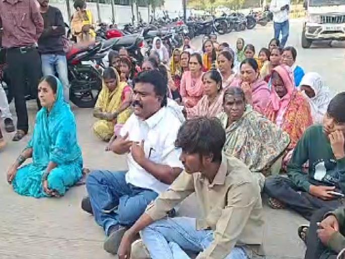 After BJP, sparks in Shinde Sena in Chh. Sambhajinagar! Activists protest in front of Minister Sanjay Shirsat's house | छ. संभाजीनगरात भाजपनंतर शिंदेसेनेतही 'निष्ठावंतांचा' आक्रोश; मंत्री शिरसाटांच्या घरासमोर ठिय्या! After BJP, sparks in Shinde Sena in Chh. Sambhajinagar! Activists protest in front of Minister Sanjay Shirsat's house | छ. संभाजीनगरात भाजपनंतर शिंदेसेनेतही 'निष्ठावंतांचा' आक्रोश; मंत्री शिरसाटांच्या घरासमोर ठिय्या!