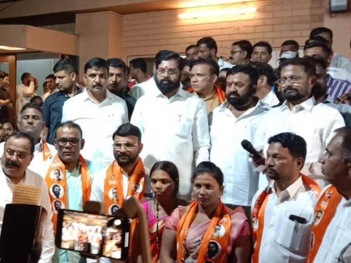 Again Sanjay Raut in Nashik and corporator leaving Thackeray group and joining Shiv Sena | पुन्हा संजय राऊत नाशकात, नगरसेवक ठाकरे गट सोडून शिवसेनेत Again Sanjay Raut in Nashik and corporator leaving Thackeray group and joining Shiv Sena | पुन्हा संजय राऊत नाशकात, नगरसेवक ठाकरे गट सोडून शिवसेनेत