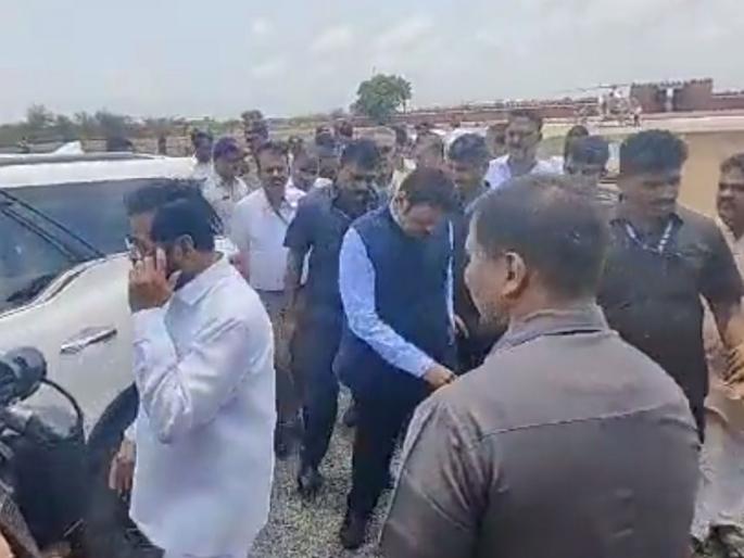 Devendra Fadnavis' big statement on advertisements, allegations, controversy with Eknath Shinde, said... | जाहिराती, आरोप-प्रत्यारोप, एकनाथ शिंदेंसोबतच्या वादावर देवेंद्र फडणवीसांचं सूचक विधान, म्हणाले... Devendra Fadnavis' big statement on advertisements, allegations, controversy with Eknath Shinde, said... | जाहिराती, आरोप-प्रत्यारोप, एकनाथ शिंदेंसोबतच्या वादावर देवेंद्र फडणवीसांचं सूचक विधान, म्हणाले...