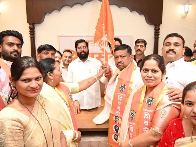 big setback to ncp in baramati many office bearer left the party and join balasahebanchi shiv sena shinde group | Maharashtra Politics: बारामतीतच NCPला मोठा धक्का! शेकडो पदाधिकारी, कार्यकर्ते शिंदे गटात, मविआलाही खिंडार big setback to ncp in baramati many office bearer left the party and join balasahebanchi shiv sena shinde group | Maharashtra Politics: बारामतीतच NCPला मोठा धक्का! शेकडो पदाधिकारी, कार्यकर्ते शिंदे गटात, मविआलाही खिंडार