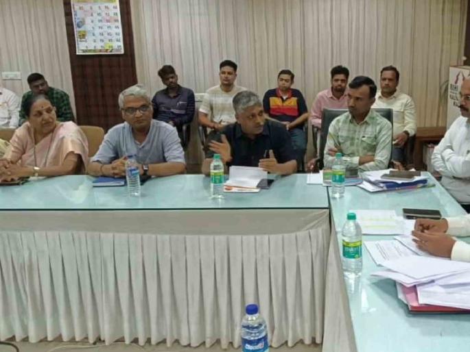 Improve the behavior of the employees otherwise the office will have to get new furniture; Shinde Sena's warning to Mahavidran Company | कर्मचाऱ्यांची वागणूक सुधारा अन्यथा कार्यालयात नवे फर्निचर घ्यावे लागेल; शिंदे सेनेचा महावितरण कंपनीला इशारा Improve the behavior of the employees otherwise the office will have to get new furniture; Shinde Sena's warning to Mahavidran Company | कर्मचाऱ्यांची वागणूक सुधारा अन्यथा कार्यालयात नवे फर्निचर घ्यावे लागेल; शिंदे सेनेचा महावितरण कंपनीला इशारा