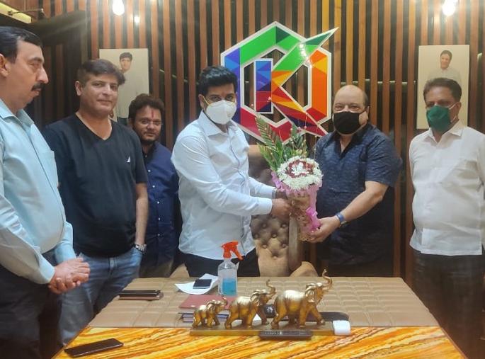 Will the political equation change in the city ?, MP Shinde's visit to Kalani Mahal in Ulhasnagar! | शहरात राजकीय समीकरण बदलणार?, खासदार श्रीकांत शिंदे यांची 'कलानी महल'ला भेट! Will the political equation change in the city ?, MP Shinde's visit to Kalani Mahal in Ulhasnagar! | शहरात राजकीय समीकरण बदलणार?, खासदार श्रीकांत शिंदे यांची 'कलानी महल'ला भेट!