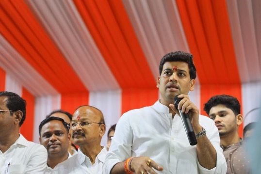 mp shrikant shinde targets uddhav thackeray aditya thackeray maharashtra politics | "ते आता भविष्यच पाहण्याचे काम करतील आणि सोबत पोपट आहेच" mp shrikant shinde targets uddhav thackeray aditya thackeray maharashtra politics | "ते आता भविष्यच पाहण्याचे काम करतील आणि सोबत पोपट आहेच"