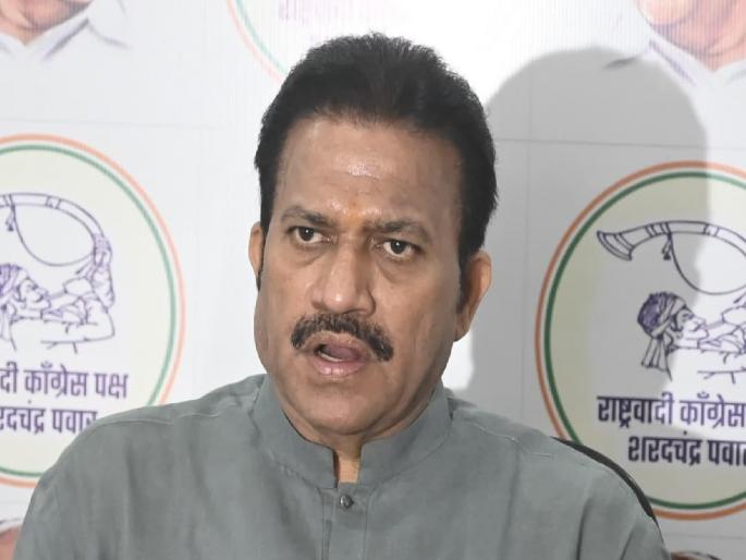 Police arrive at Koregaon residence of NCP state president Sharad Chandra Pawar and MLA Shashikant Shinde for questioning | Satara: शशिकांत शिंदे यांच्या निवासस्थानी चौकशीसाठी पोलिस, कार्यकर्त्यांचे पोलिस स्टेशनसमोर ठिय्या आंदोलन Police arrive at Koregaon residence of NCP state president Sharad Chandra Pawar and MLA Shashikant Shinde for questioning | Satara: शशिकांत शिंदे यांच्या निवासस्थानी चौकशीसाठी पोलिस, कार्यकर्त्यांचे पोलिस स्टेशनसमोर ठिय्या आंदोलन
