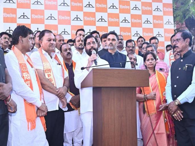 3 Ex corporators including 2 former MLA join Eknath Shinde Shivsena; shock to Uddhav Thackeray in Mumbai | २ माजी आमदारांसह ३ नगरसेवकांनी हाती धरलं 'धनुष्यबाण'; मुंबईत शिंदेंचा ठाकरेंना धक्का 3 Ex corporators including 2 former MLA join Eknath Shinde Shivsena; shock to Uddhav Thackeray in Mumbai | २ माजी आमदारांसह ३ नगरसेवकांनी हाती धरलं 'धनुष्यबाण'; मुंबईत शिंदेंचा ठाकरेंना धक्का