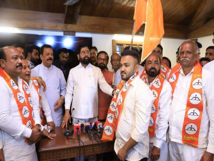 Former Palghar mayor and Mumbai Uddhav Sena office bearers join Eknath Shinde Shiv Sena | पालघरच्या माजी नगराध्यक्षांसह मुंबईतील उद्धव सेनेच्या पदाधिकाऱ्यांचा शिंदेसेनेत प्रवेश