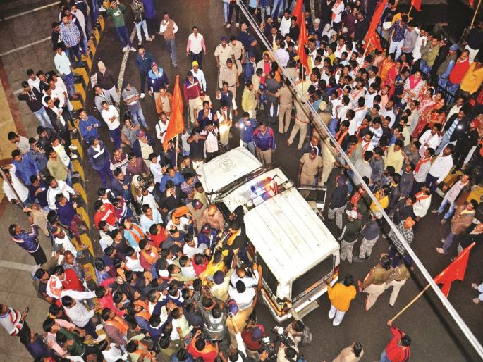 The Shinde group, the Thackeray group will clash avoided by mediation of the police | क्रांती चौक घोषणांनी दणाणला; शिंदे गट-ठाकरे गट भिडणार तोच पोलिसांनी केली 'एंट्री' The Shinde group, the Thackeray group will clash avoided by mediation of the police | क्रांती चौक घोषणांनी दणाणला; शिंदे गट-ठाकरे गट भिडणार तोच पोलिसांनी केली 'एंट्री'