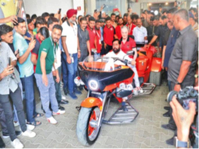 Deputy Chief Minister Eknath Shinde experienced the thrill of a vintage car! | उपमुख्यमंत्री एकनाथ शिंदेंनी अनुभवला व्हिंटेज कारचा थरार! Deputy Chief Minister Eknath Shinde experienced the thrill of a vintage car! | उपमुख्यमंत्री एकनाथ शिंदेंनी अनुभवला व्हिंटेज कारचा थरार!